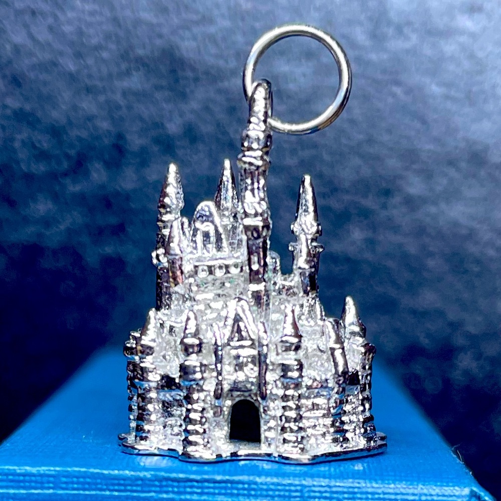 VINTAGE WALT DISNEY CINDERELLA’S CASTLE STERLING SILVER.925 CHARM PENDANT